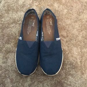 TOMS size 3.5 in kids, will fit women’s size 5/6